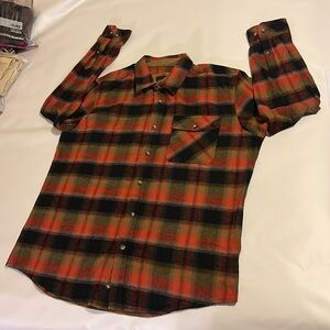 CQR MENS 100% COTTON BUTTON DOWN SHIRT SIZE XL LIKE NEW COLOR RED AND BL…